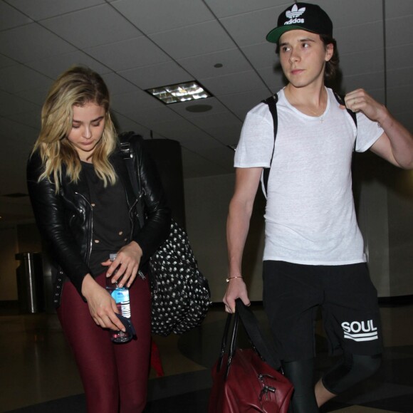 Chloë Grace Moretz et Brooklyn Beckham arrivent à l'aéroport de LAX main dans la main à Los Angeles, Californie, le 29 juin 2016.