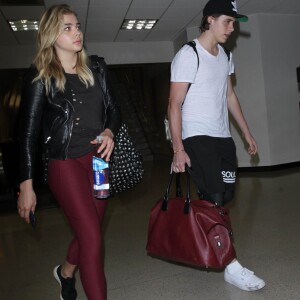 Chloë Grace Moretz et Brooklyn Beckham arrivent à l'aéroport de LAX main dans la main à Los Angeles, Californie, le 29 juin 2016.