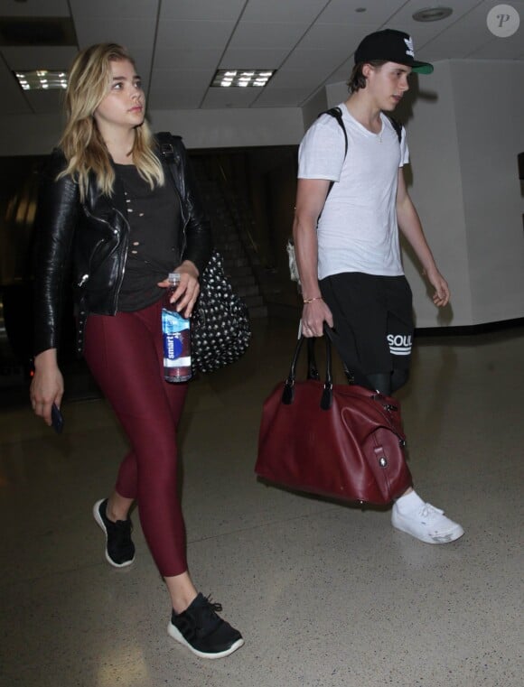 Chloë Grace Moretz et Brooklyn Beckham arrivent à l'aéroport de LAX main dans la main à Los Angeles, Californie, le 29 juin 2016.