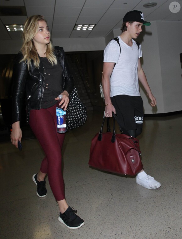 Chloë Grace Moretz et Brooklyn Beckham arrivent à l'aéroport de LAX main dans la main à Los Angeles, Californie, le 29 juin 2016.