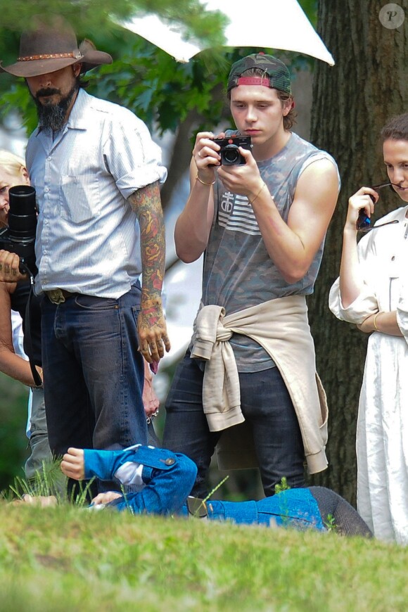 Brooklyn Beckham et Chloë Grace Moretz lors d'un shooting à New York le 29 juin 2016.