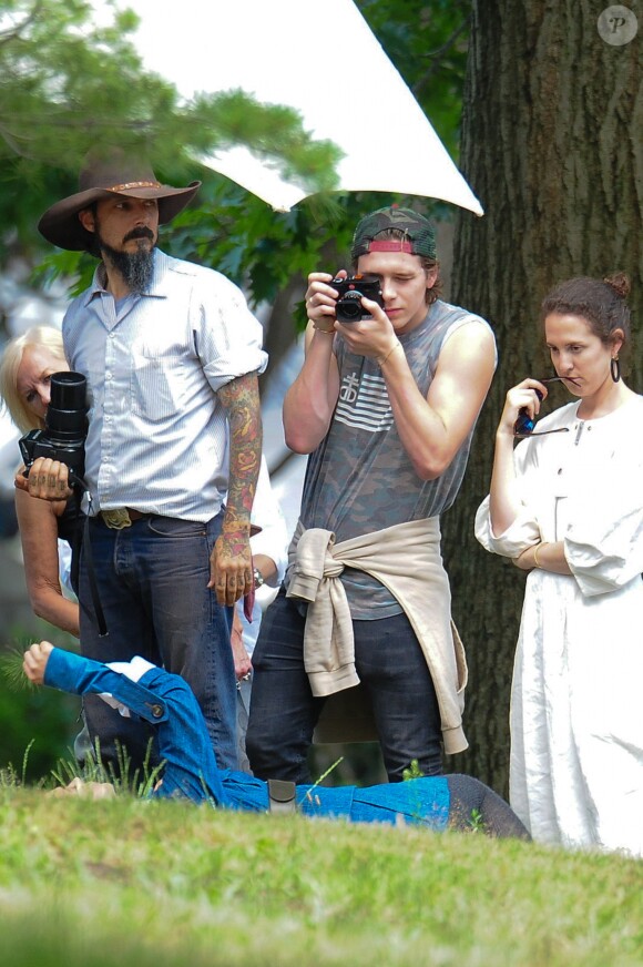 Brooklyn Beckham et Chloë Grace Moretz lors d'un shooting à New York le 29 juin 2016.