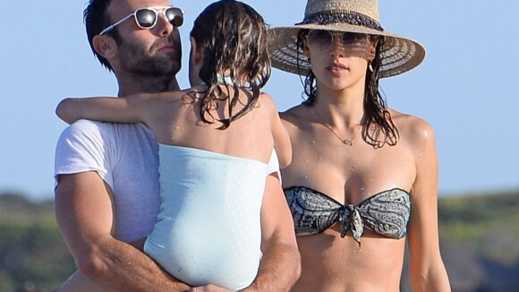 Alessandra Ambrosio : Bikini, famille, le top rayonne à Ibiza !