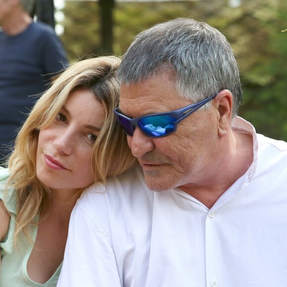 Exclusif - Jean-Marie Bigard et sa femme Lola Marois - Tournage du film "Vive la crise" à Paris. Le 25 juin 2016 © Daniel Angeli / Bestimage