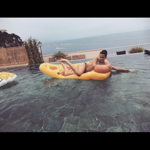 La jeune Pauline Ducruet à la piscine à Monaco. Instagram, juillet 2016