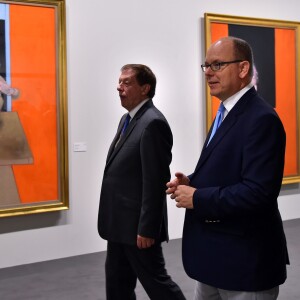 Le prince Albert II de Monaco et Martin Harrison, le commissaire de l'exposition lors de l'inauguration de l'exposition "Francis Bacon, Monaco et la culture française" au Grimaldi Forum. Le 1er juillet à Monaco. © Bruno Bébert / Bestimage