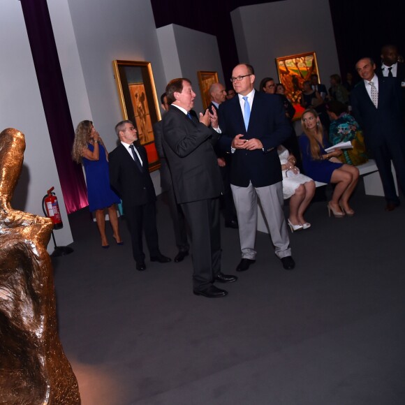 Le prince Albert II de Monaco et Martin Harrison, le commissaire de l'exposition lors de l'inauguration de l'exposition "Francis Bacon, Monaco et la culture française" au Grimaldi Forum. Le 1er juillet à Monaco. © Bruno Bébert / Bestimage