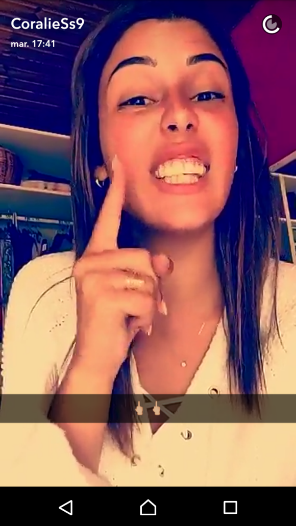 Coralie Porrovechio des "Anges 8" dément avoir refait ses dents, sur Snapchat