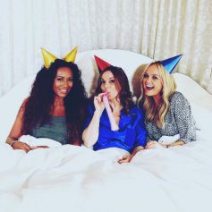 Les Spice Girls annoncent qu'elles se reforment, à trois. Mel B, Emma Bunton et Geri Halliwell deviennent les GEM. Vidéo publiée sur Youtube, le 8 juillet 2016.