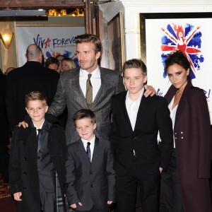 David Beckham, Victoria Beckham, et leurs enfants Cruz Beckham, Brooklyn Beckham, et Romeo Beckham - Tapis rouge de la comedie musicale "Viva Forever" a Londres. Le 11 décembre 2012