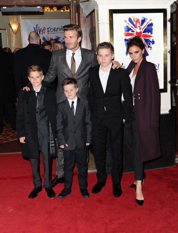 David Beckham, Victoria Beckham, et leurs enfants Cruz Beckham, Brooklyn Beckham, et Romeo Beckham - Tapis rouge de la comedie musicale "Viva Forever" a Londres. Le 11 décembre 2012