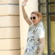 La chanteuse Céline Dion quitte son hôtel le Royal Monceau à Paris le 7 juillet 2016.