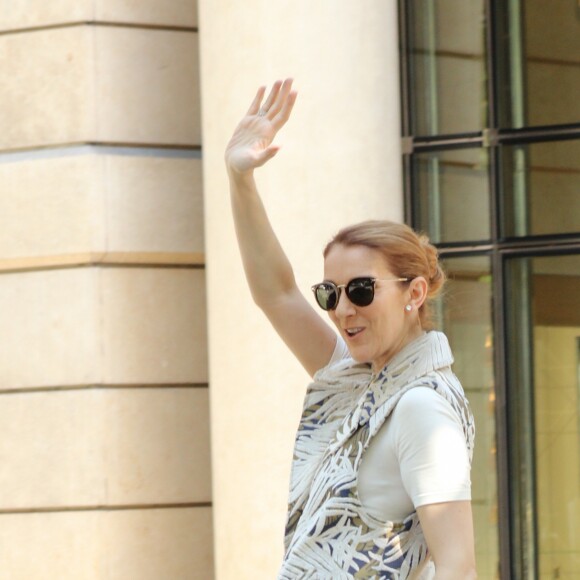 La chanteuse Céline Dion quitte son hôtel le Royal Monceau à Paris le 7 juillet 2016.