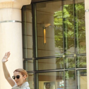 Céline Dion quitte son hôtel le Royal Monceau à Paris le 7 juillet 2016.