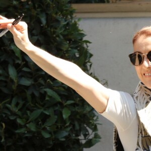 Céline Dion quitte son hôtel le Royal Monceau à Paris le 7 juillet 2016.