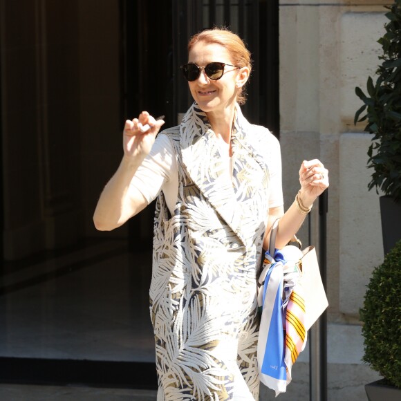 Céline Dion quitte son hôtel le Royal Monceau à Paris le 7 juillet 2016.