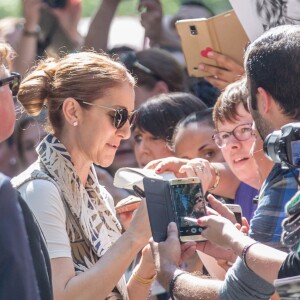 La star Céline Dion quitte son hôtel le Royal Monceau à Paris le 7 juillet 2016.