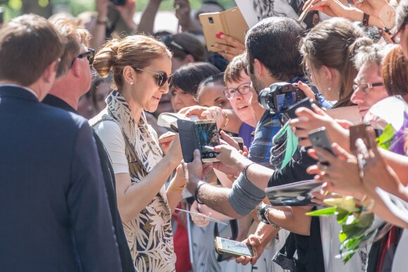 La star Céline Dion quitte son hôtel le Royal Monceau à Paris le 7 juillet 2016.