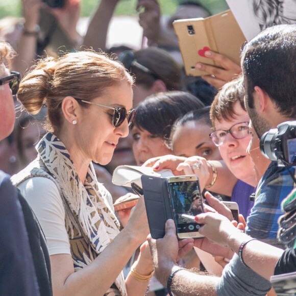 La star Céline Dion quitte son hôtel le Royal Monceau à Paris le 7 juillet 2016.