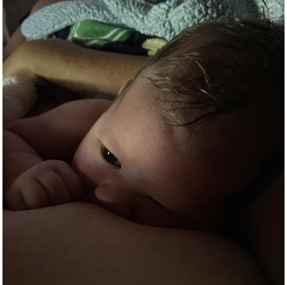 Alanis Morisette a dévoilé une première photo de sa petite fille prénommée Onyx Solace et née le 23 juin. Photo publiée sur Instagram, le 8 juillet 2016