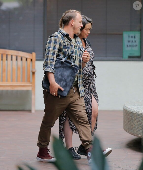 Exclusif - Alanis Morissette (enceinte) accompagnée de son mari Souleye s'est rendue chez son médecin à Santa Monica le 10 mai 2016.