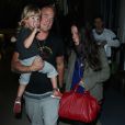 Alanis Morissette arrive avec son mari Mario Treadway et son fils Ever Imre Morissette-Treadway à l'aéroport de LAX à Los Angeles, le 6 juin 2014