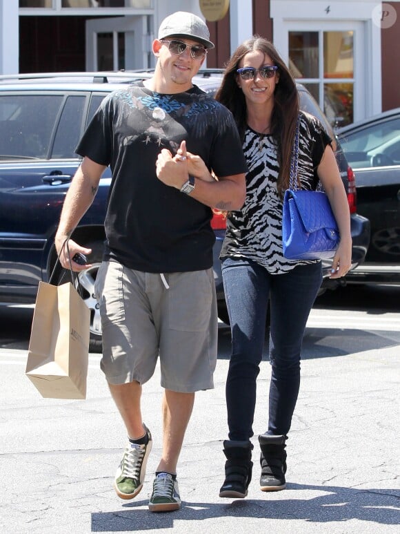 Alanis Morissette et son mari Mario Treadway font du shopping au centre commercial Brentwood Country Mart à Brentwood, le 28 avril 2014