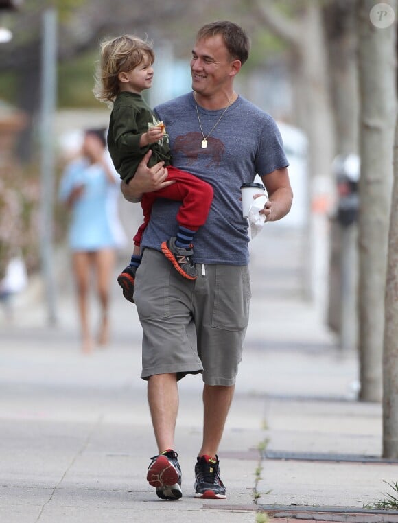 Exclusif - Mario Treadway (le mari d'Alanis Morissette) va déjeuner avec son fils Ever à Brentwood, le 27 mars 2014.