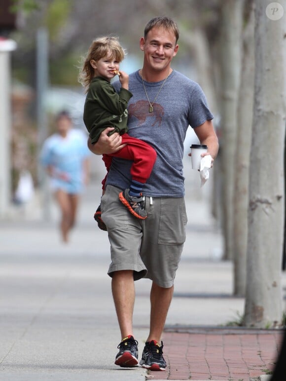 Exclusif - Mario Treadway (le mari d'Alanis Morissette) va déjeuner avec son fils Ever à Brentwood, le 27 mars 2014.