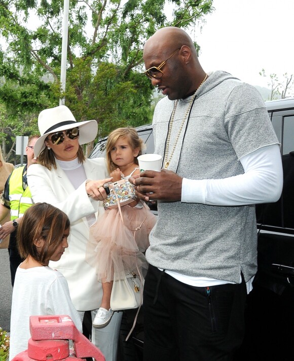 Lamar Odom et sa femme Khloé Kardashian avec ses enfants Mason Disick et Penelope Disick arrivent à l'église de Agoura Hills pour la messe de Pâques à Hagoura Hills le 27 Mars 2016.