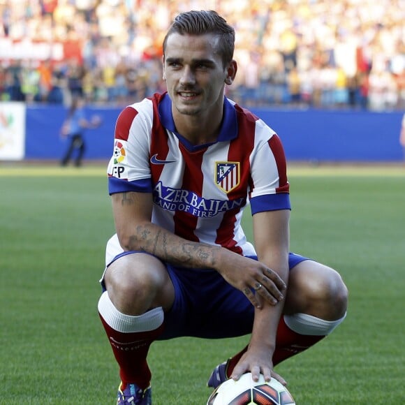 L'attaquant de l'équipe de France de football, Antoine Griezmann signe dans le club de l'Atletico Madrid en Espagne le 21 juillet 2014. Transféré de la Real Sociedad pour 30 millions d'euros, l'attaquant international français portera le numéro 7.