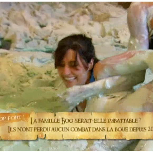 Laetitia Milot pleine de boue dans "Fort Boyard" (France 2), le samedi 10 juillet 2016.