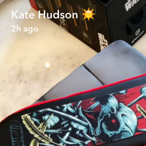 Kate Hudson et Matthew Bellamy fêtent le 5e anniversaire de leur fils Bingham, ce 9 juillet 2016. Ils sont allés voir la pièce de théâtre Harry Potter : The Cursed Child et lui ont offerts un droïde télécomandé Star Wars. Ils lui ont aussi offerts un gâteau en forme de skate-board à l'éffigie de Tony Hawk.