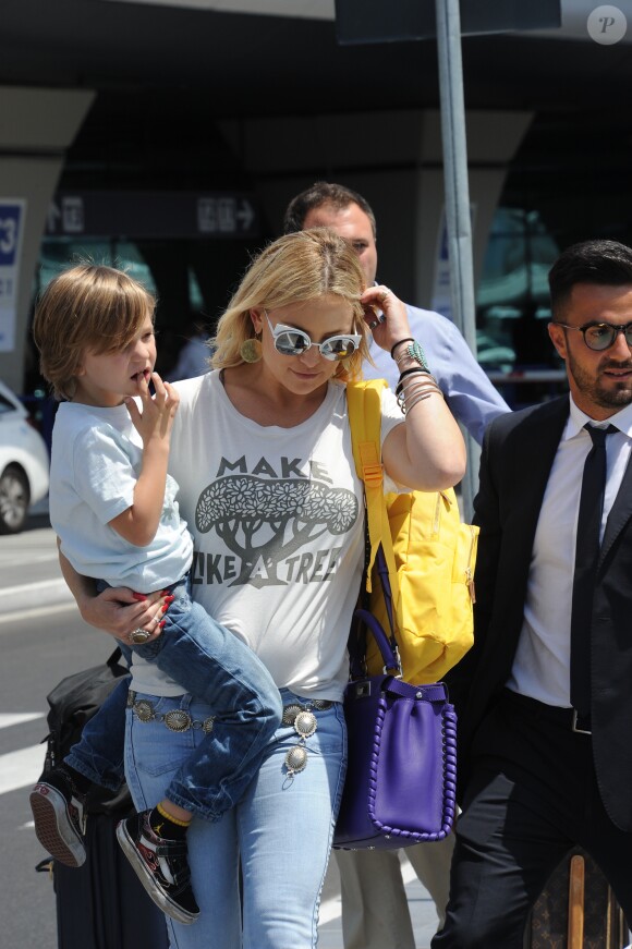 Kate Hudson et son fils Bingham arrivent à l'aéroport de Rome le 6 juillet 2016.