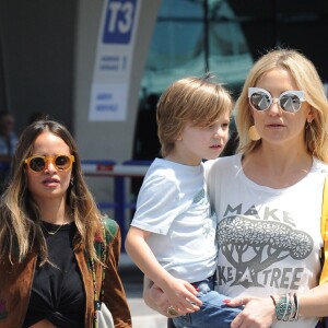 Kate Hudson et son fils Bingham arrivent à l'aéroport de Rome le 6 juillet 2016.