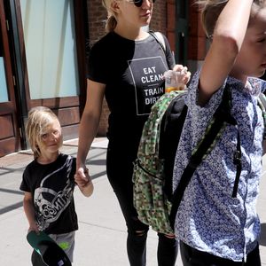 Kate Hudson avec ses fils Ryder et Bingham, quittent le Greenwich Hotel à New York, le 12 juin 2016.