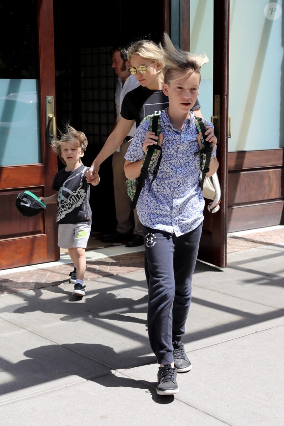 Kate Hudson avec ses fils Ryder et Bingham, quittent le Greenwich Hotel à New York, le 12 juin 2016.