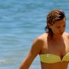 Exclusif - Kate Hudson, très sexy, dans son maillot de bain jaune sur la plage à Hawaï, le 31 mai 2016.