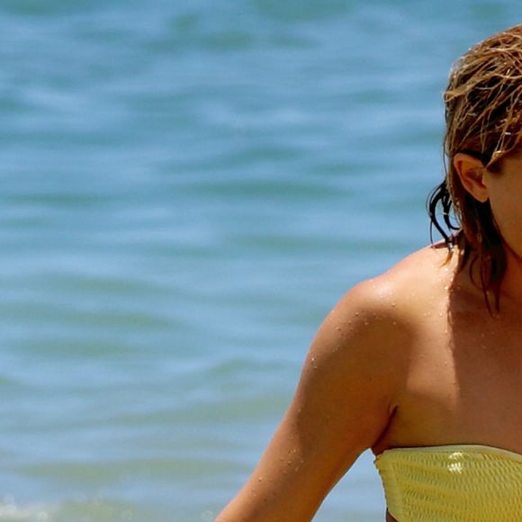 Exclusif - Kate Hudson, très sexy, dans son maillot de bain jaune sur la plage à Hawaï, le 31 mai 2016.