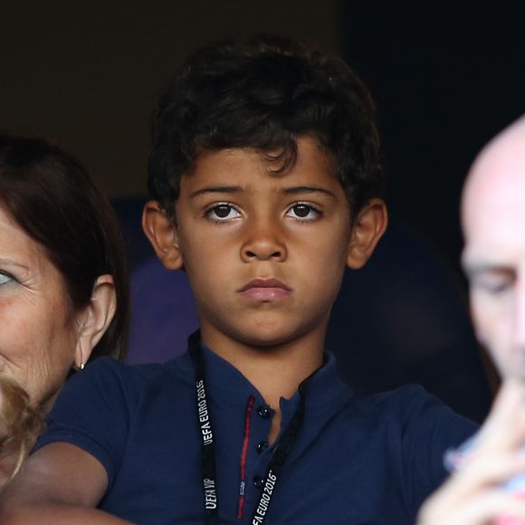 La famille de Cristiano Ronaldo : son fils, Cristiano Ronaldo Jr., ses 2 soeurs, Katia et Elma Aveiro, et sa mère, Dolores Aveiro, assistent au match, Portugal - Autriche pendant l'UEFA Euro 2016 au Parc des Princes à Paris, le 18 juin 2016. © Cyril Moreau/Bestimage