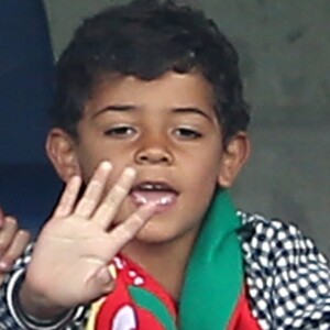 La famille de Cristiano Ronaldo : son fils, Cristiano Ronaldo Jr., ses 2 soeurs, Katia et Elma Aveiro, et sa mère, Dolores Aveiro, assistent au match, Portugal - Autriche pendant l'UEFA Euro 2016 au Parc des Princes à Paris, le 18 juin 2016. © Cyril Moreau/Bestimage