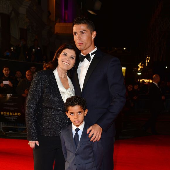 Cristiano Ronaldo avec sa mère Maria Dolores dos Santos Aveiro et son fils Cristiano Ronaldo Jr - Première du film "Ronaldo" à Londres le 9 novembre 2015.