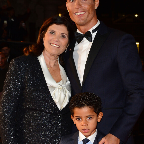 Cristiano Ronaldo avec sa mère Maria Dolores dos Santos Aveiro et son fils Cristiano Ronaldo Jr - Première du film "Ronaldo" à Londres le 9 novembre 2015.