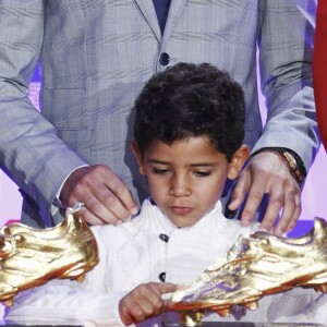 Cristiano Ronaldo et son fils Cristiano Ronaldo Jr - Cristiano Ronaldo reçoit son 4ème Soulier d'Or lors d'une cérémonie de remise de prix organisée par le quotidien sportif "La Marca" à Madrid, le 13 octobre 2015.  Soocerplayer Cristiano Ronaldo receives Golden Boot Award in Madrid on Tuesday 13, October 2015, for the fourth time during a awarding ceremony organized by La Marca13/10/2015 - Madrid