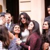 Exclusif - Priyanka Chopra se promène Place Vendôme à Paris le 22 juin 2016.