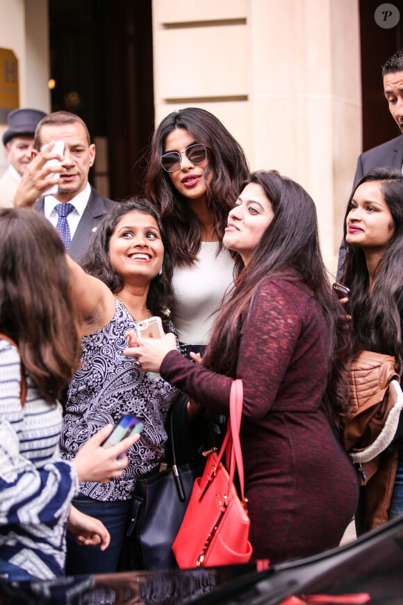 Exclusif - Priyanka Chopra se promène Place Vendôme à Paris le 22 juin 2016.