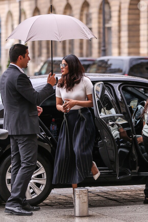 Priyanka Chopra se promène Place Vendôme à Paris le 22 juin 2016.