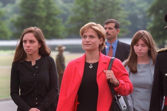 La princesse Aisha de Jordanie (derrière elle, ses demi-soeurs les princesses Iman et Rayah) en août 2000 à l'Académie royale militaire de Sandhurst lors de la cérémonie de remise de diplôme du prince Hashem.