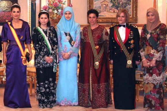 La princesse Aisha de Jordanie (2e en partant de la droite) avec sa belle-soeur la reine Rania de Jordanie (à gauche) et sa soeur jumelle la princesse Zein (à droite), entourant la seconde épouse du sultan de Brunei en 2008 lors d'une visite officielle.