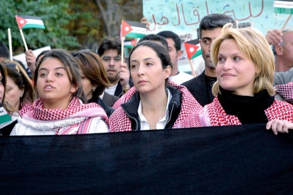 La princesse Aisha de Jordanie (à droite) lors d'une marche contre le terrorisme à Amman en novembre 2005 avec la princesse Reem et la princesse Ayah